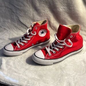 Converse. Unisex Women’s size 7 1/2. Men’s size 5.5.